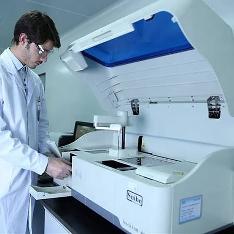 Loading samples onto the chemiluminescence immunoassay analyser